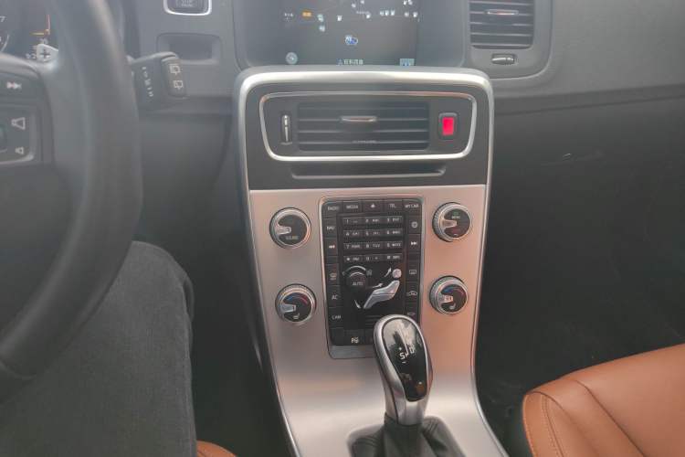 Used Volvo V60 2017 T5 Zhiya Edition China V Standard Audio And AC Panel