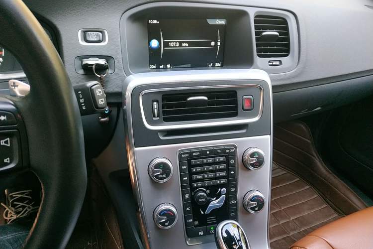 Used Volvo V60 2017 T5 Zhiya Edition China V Standard Audio And AC Panel