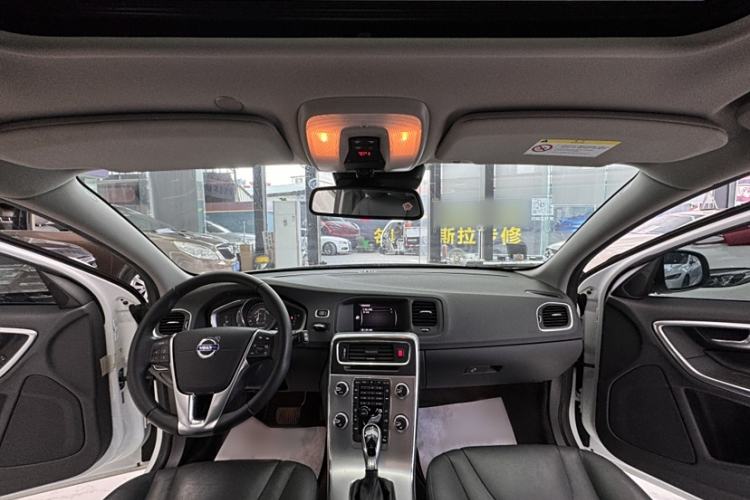 Used Volvo V60 2017 T5 Zhiyi Edition China V Standard Audio And AC Panel