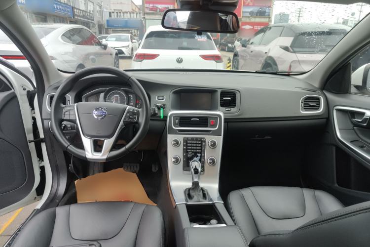 Used Volvo V60 2017 T5 Zhiyi Edition China V Standard Center Console