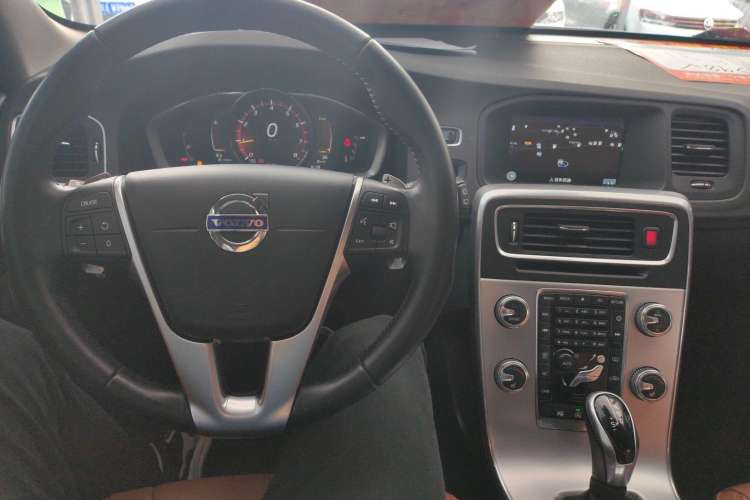 Used Volvo V60 2017 T5 Zhiya Edition China V Standard Center Console