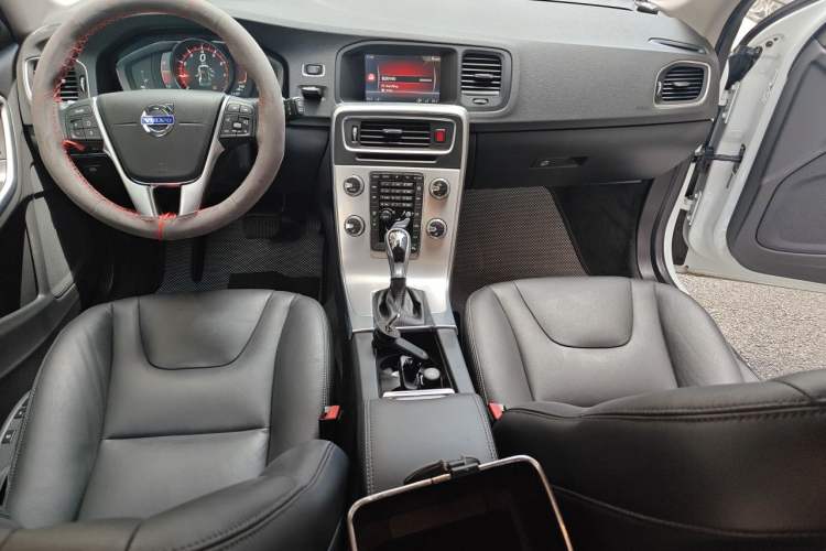 Used Volvo V60 2017 T5 Zhiyi Edition China V Standard Center Console
