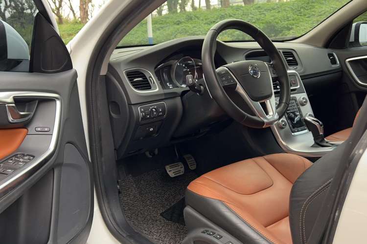 Used Volvo V60 2017 T5 Zhiya Edition China V Standard Driver Seat