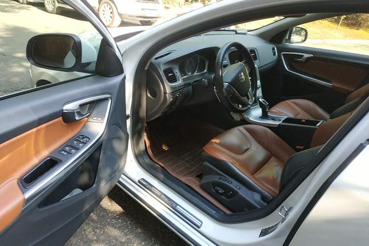 Used Volvo V60 2017 T5 Zhiya Edition China V Standard Driver Seat