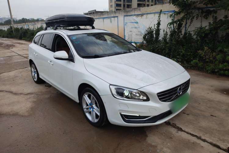 Used Volvo V60 2017 T5 Zhiya Edition China V Standard Front Right 45 Deg