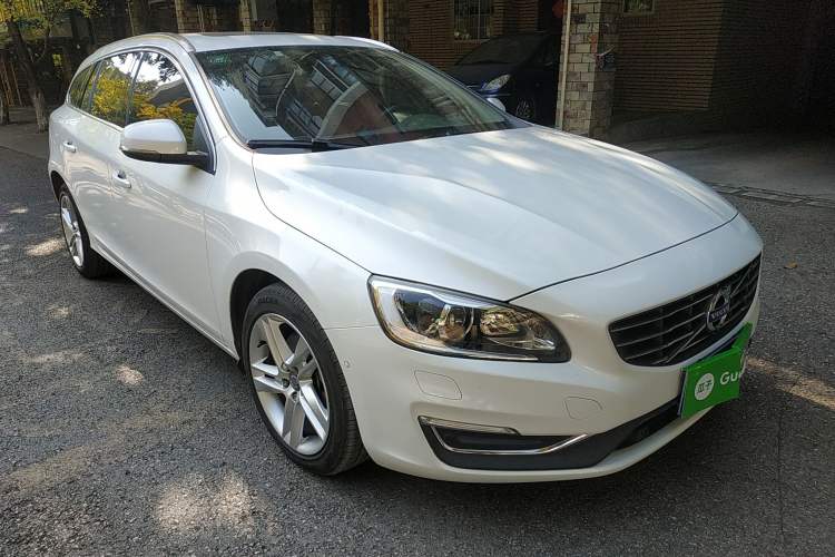 Used Volvo V60 2017 T5 Zhiya Edition China V Standard Front Right 45 Deg