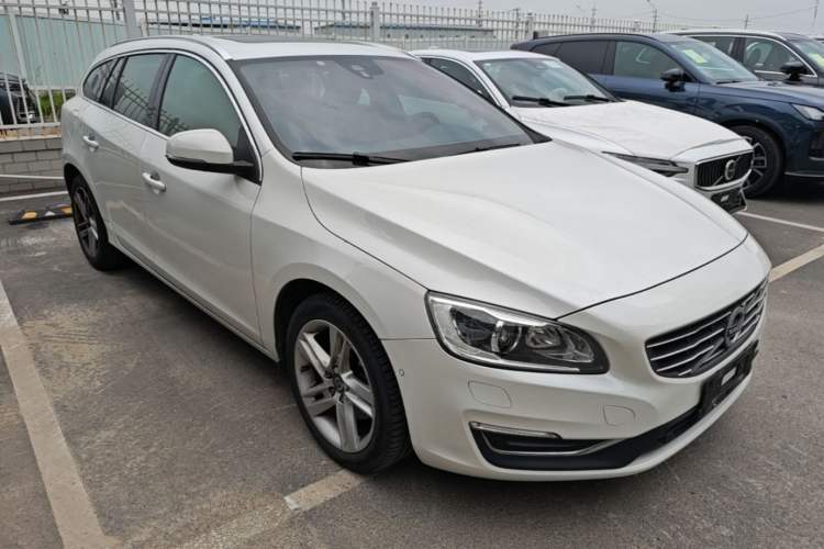 Used Volvo V60 2017 T5 Zhiya Edition China V Standard Front Right 45 Deg
