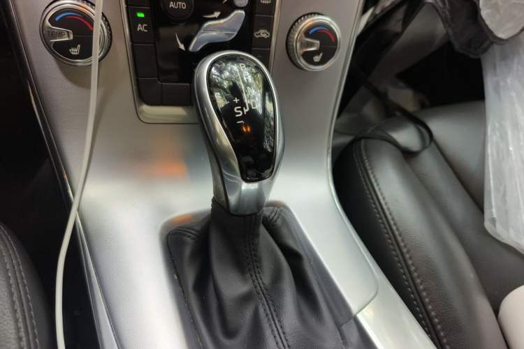 Used Volvo V60 2017 T5 Zhiyi Edition China V Standard Gear Lever