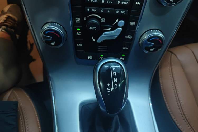 Used Volvo V60 2017 T5 Zhiya Edition China V Standard Gear Lever