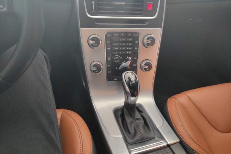 Used Volvo V60 2017 T5 Zhiya Edition China V Standard Gear Lever
