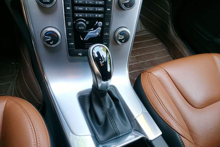 Used Volvo V60 2017 T5 Zhiya Edition China V Standard Gear Lever