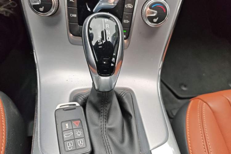Used Volvo V60 2017 T5 Zhiya Edition China V Standard Gear Lever