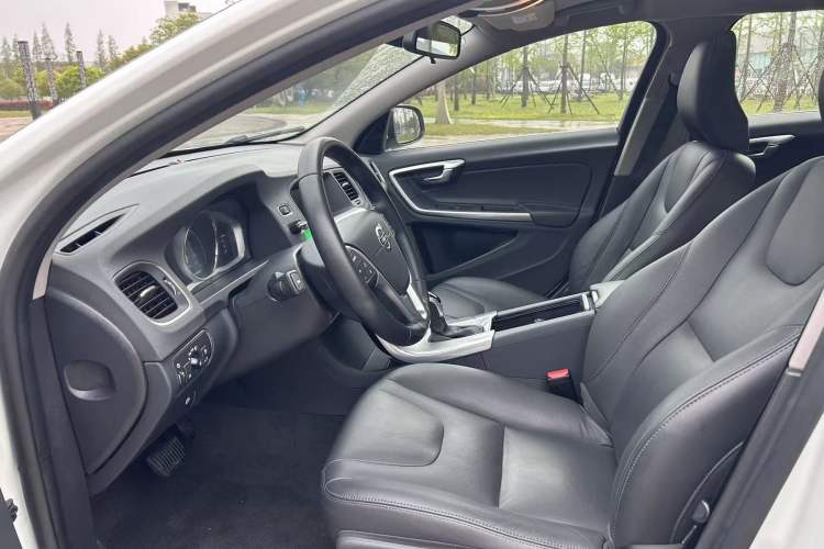Used Volvo V60 2017 T5 Zhiyi Edition China V Standard Interior 3
