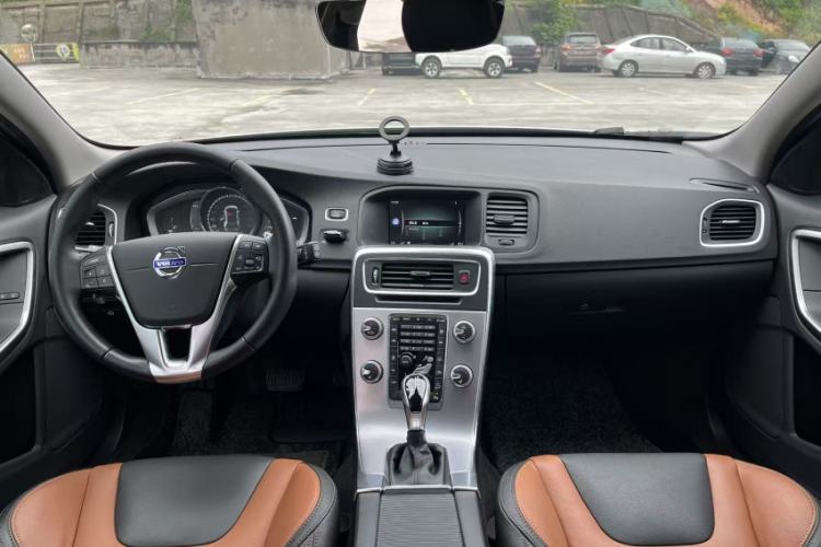 Used Volvo V60 2017 Cross Country T5 AWD China V Standard Interior 4