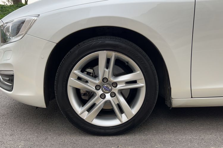 Used Volvo V60 2017 T5 Zhiya Edition China V Standard Left Front Wheel Hub