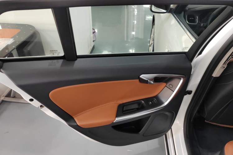 Used Volvo V60 2017 T5 Zhiyi Edition China V Standard Left Rear Door Interior