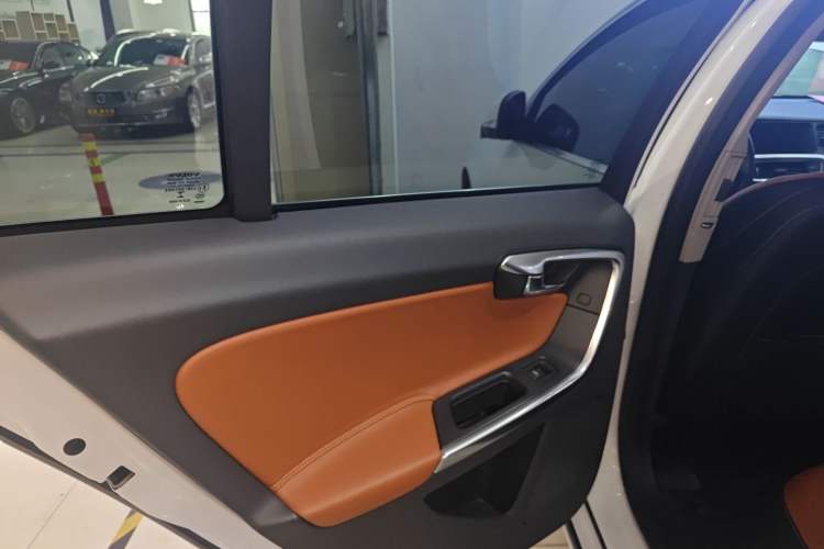 Used Volvo V60 2017 T5 Zhiya Edition China V Standard Left Rear Door Interior
