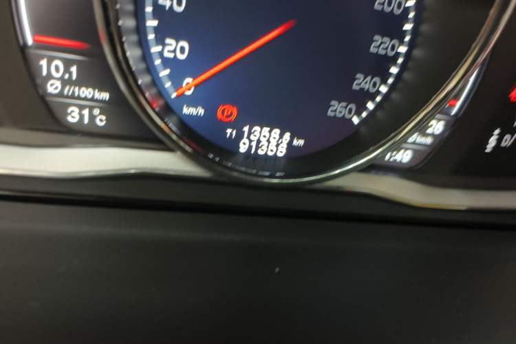 Used Volvo V60 2017 T5 Zhiyi Edition China V Standard Odometer Close Up