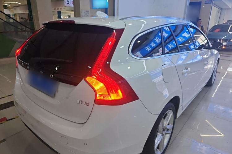 Used Volvo V60 2017 T5 Zhiya Edition China V Standard Rear Right 45 Deg