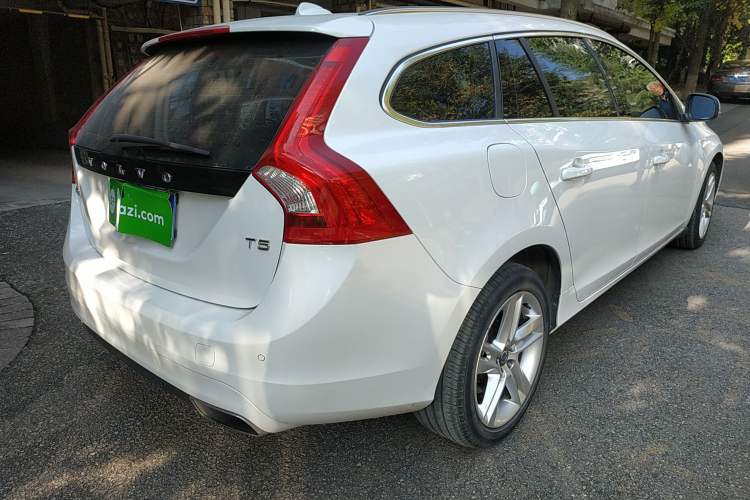 Used Volvo V60 2017 T5 Zhiya Edition China V Standard Rear Right 45 Deg