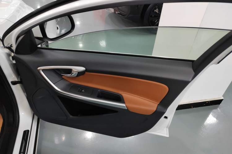 Used Volvo V60 2017 T5 Zhiyi Edition China V Standard Right Front Door Interior