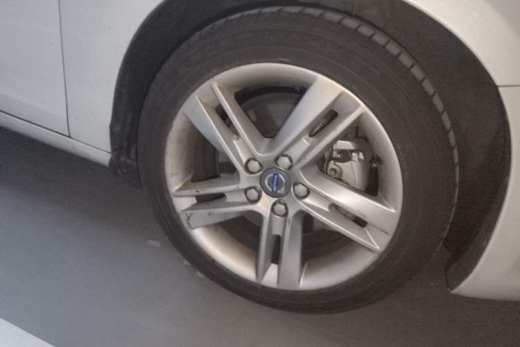 Used Volvo V60 2017 T5 Zhiya Edition China V Standard Right Front Wheel Hub