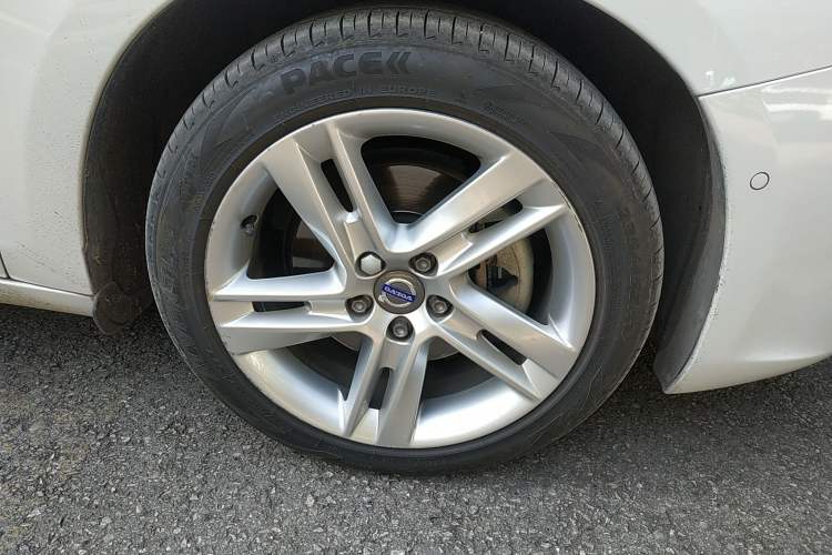 Used Volvo V60 2017 T5 Zhiya Edition China V Standard Right Front Wheel Hub