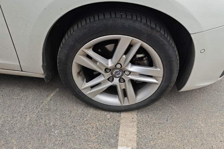 Used Volvo V60 2017 T5 Zhiya Edition China V Standard Right Front Wheel Hub