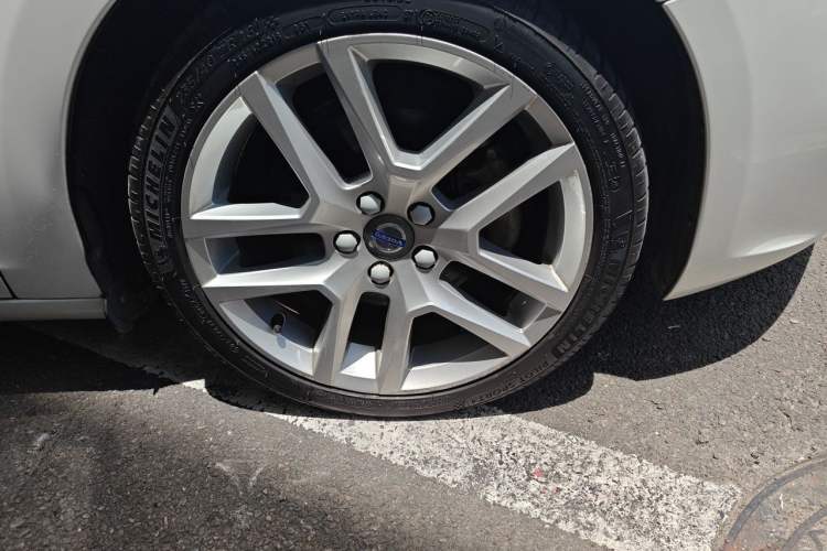 Used Volvo V60 2017 T5 Zhiyi Edition China V Standard Right Front Wheel Hub