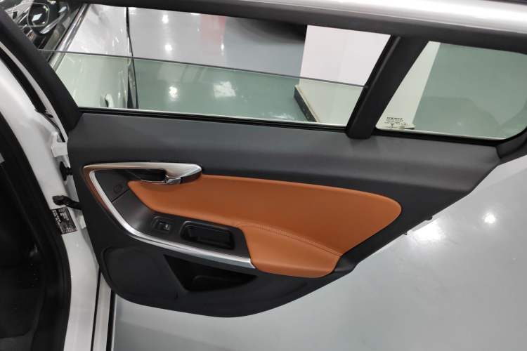 Used Volvo V60 2017 T5 Zhiyi Edition China V Standard Right Rear Door Interior