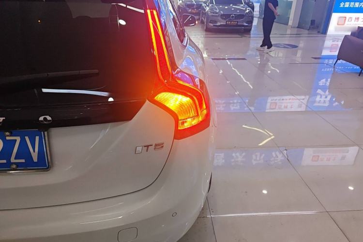 Used Volvo V60 2017 T5 Zhiya Edition China V Standard Right Rear Taillight
