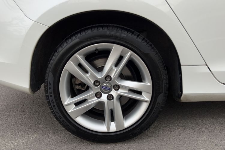 Used Volvo V60 2017 T5 Zhiya Edition China V Standard Right Rear Wheel Hub