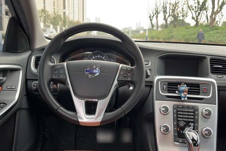 Used Volvo V60 2017 T5 Zhiya Edition China V Standard Steering Wheel