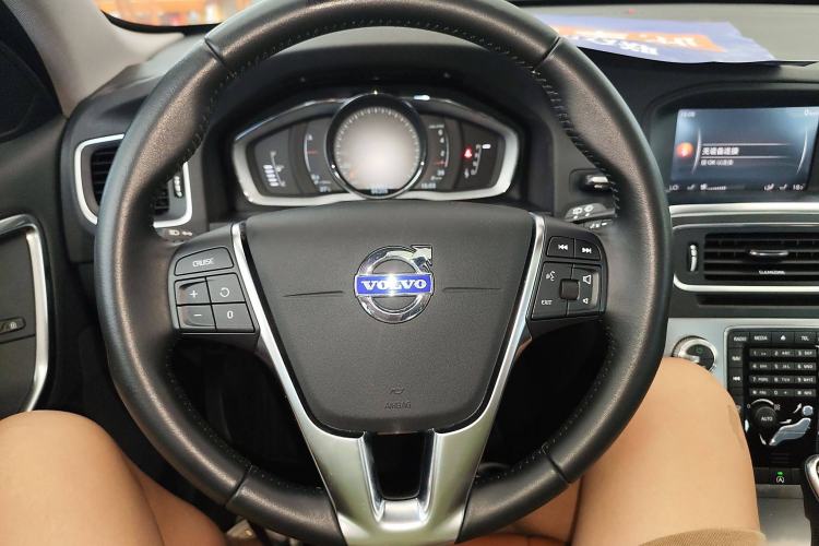 Used Volvo V60 2017 T5 Zhiyi Edition China V Standard Steering Wheel