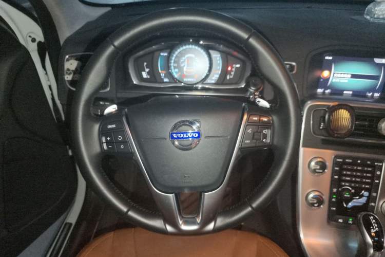 Used Volvo V60 2017 T5 Zhiya Edition China V Standard Steering Wheel