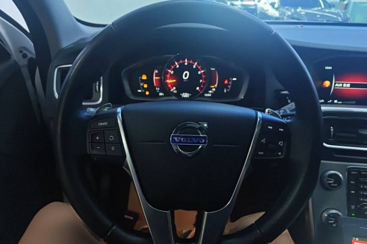 Used Volvo V60 2017 T5 Zhiya Edition China V Standard Steering Wheel