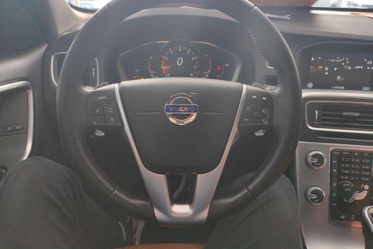 Used Volvo V60 2017 T5 Zhiya Edition China V Standard Steering Wheel