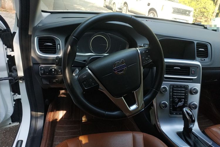 Used Volvo V60 2017 T5 Zhiya Edition China V Standard Steering Wheel