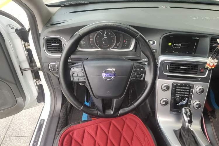 Used Volvo V60 2017 T4 Smart Edition China V Standard Steering Wheel
