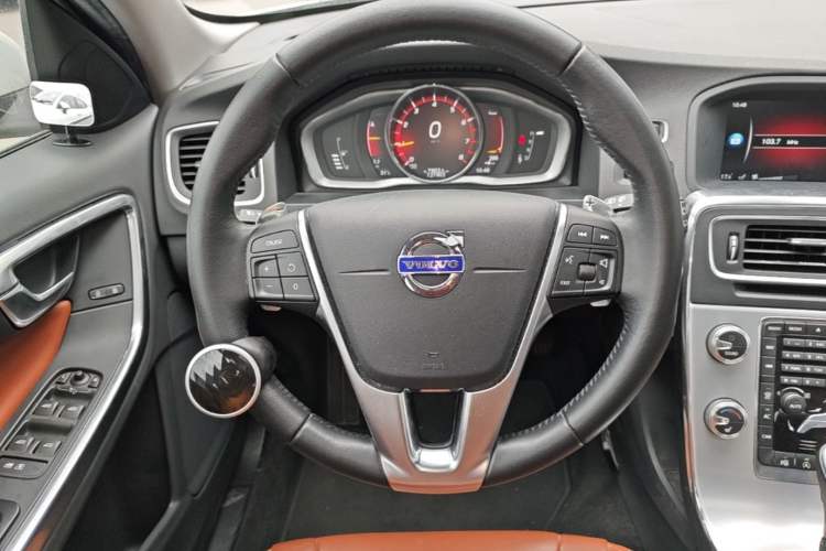 Used Volvo V60 2017 T5 Zhiya Edition China V Standard Steering Wheel