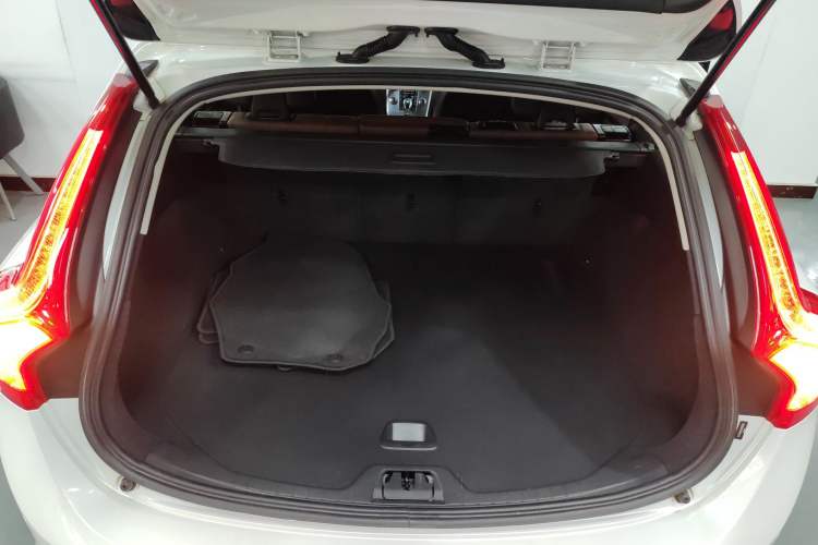 Used Volvo V60 2017 T5 Zhiyi Edition China V Standard Trunk