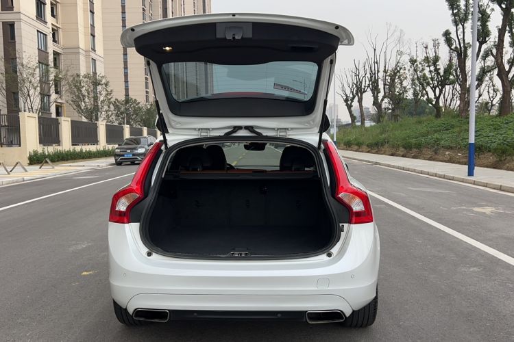 Used Volvo V60 2017 T5 Zhiya Edition China V Standard Trunk