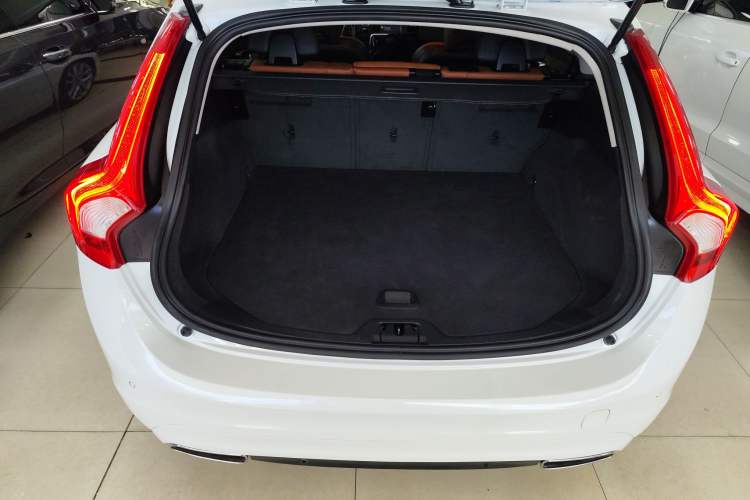 Used Volvo V60 2017 T5 Zhiyi Edition China V Standard Trunk