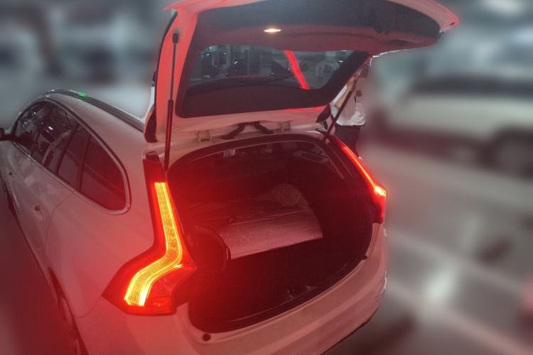 Used Volvo V60 2017 T5 Zhiya Edition China V Standard Trunk