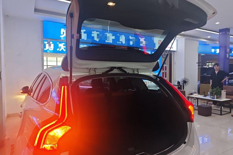 Used Volvo V60 2017 T5 Zhiya Edition China V Standard Trunk