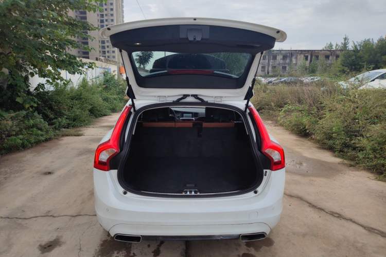 Used Volvo V60 2017 T5 Zhiya Edition China V Standard Trunk