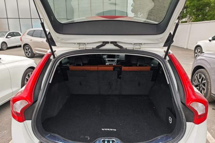 Used Volvo V60 2017 T5 Zhiya Edition China V Standard Trunk