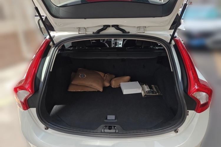Used Volvo V60 2017 T5 Zhiyi Edition China V Standard Trunk