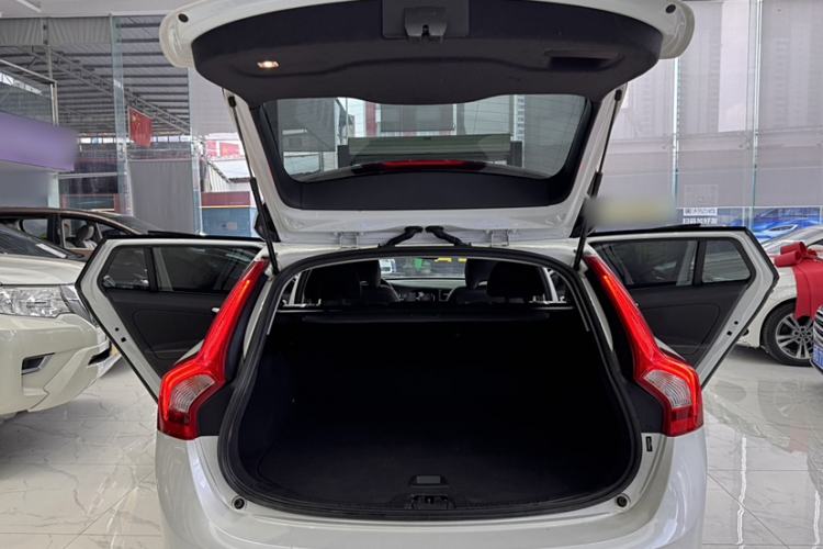 Used Volvo V60 2017 T5 Zhiyi Edition China V Standard Trunk