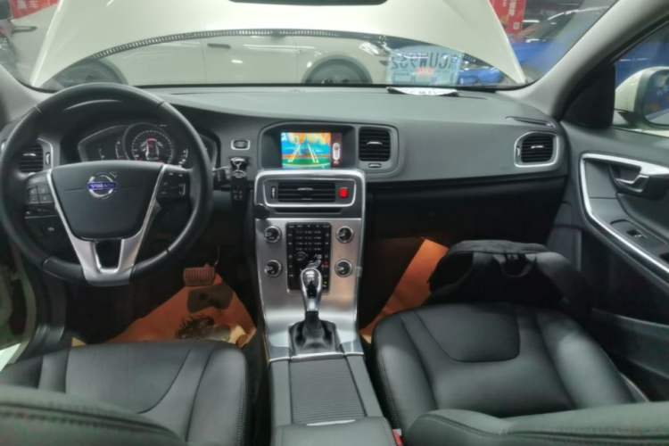 Used Volvo V60 2017 T5 Zhiyi Edition China V Standard Audio And AC Panel